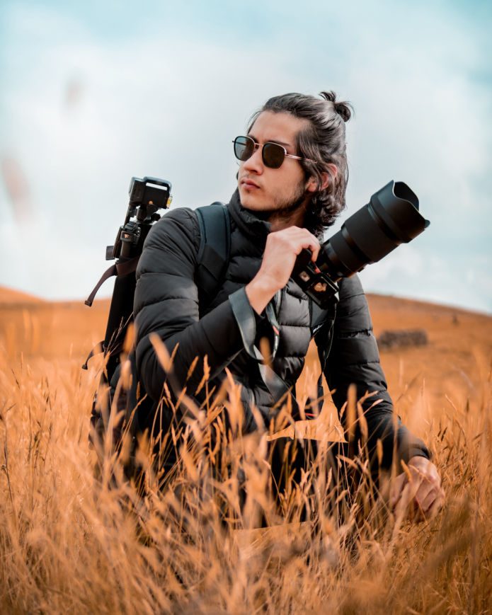 Juan David Galvis with his camera in a wheat field