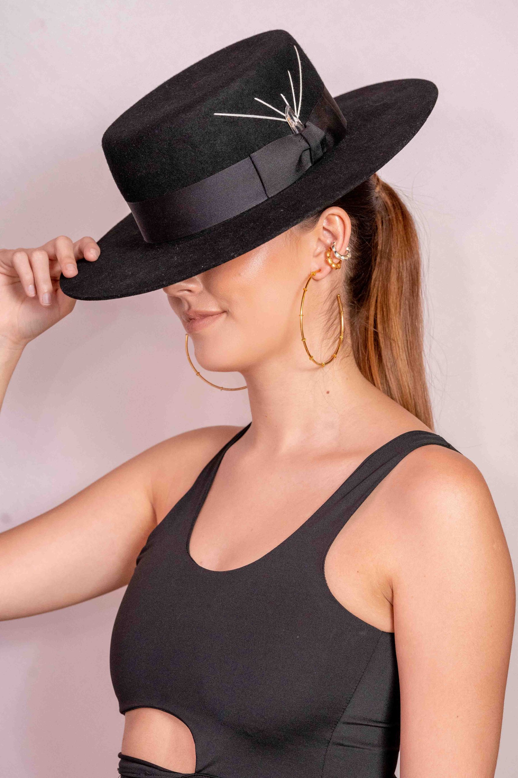 Model in a wide-brim hat